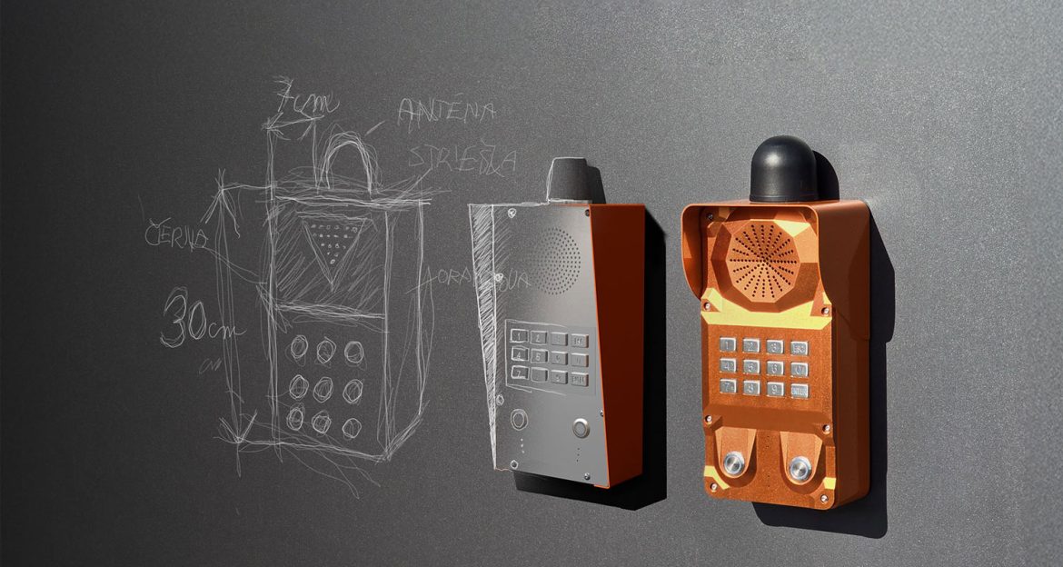 Esboços de design e protótipos do intercomunicador industrial ORCANA durante o processo de desenvolvimento