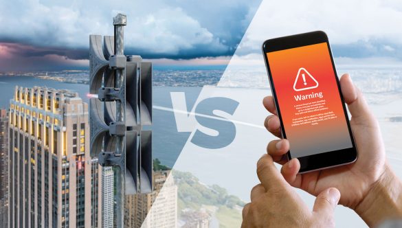 Comparação entre sirene eletrônica Pavian e alertas móveis em smartphone para sistemas modernos de alerta público e aviso de emergência.