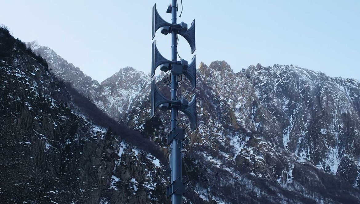Sirene eletrônica Pavian 900 W instalada na fronteira da Geórgia
