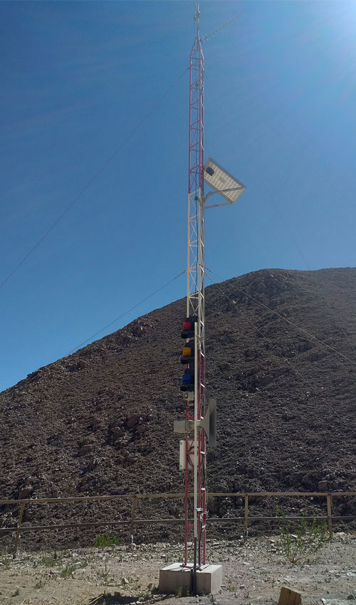 Sirene Bono com semáforo em sistema de alerta para mineração Sistema de Alerta para Mineração com sirene eletrônica Bono e semáforo em mina de cobre a céu aberto no Peru