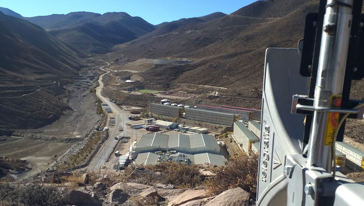 Sistema de Alerta para Mineração com sirene eletrônica Bono e semáforo em mina a céu aberto no Peru
