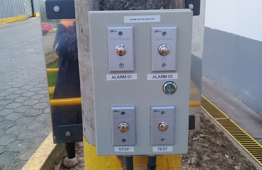 Painel de controle da sirene eletrônica industrial Gibon no Equador