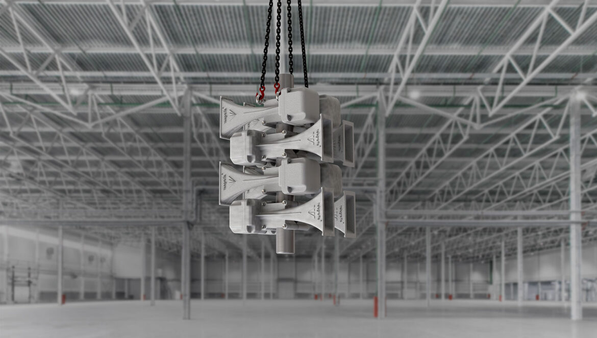 Sirene eletrônica portátil Pavian Portable suspensa em uma instalação industrial